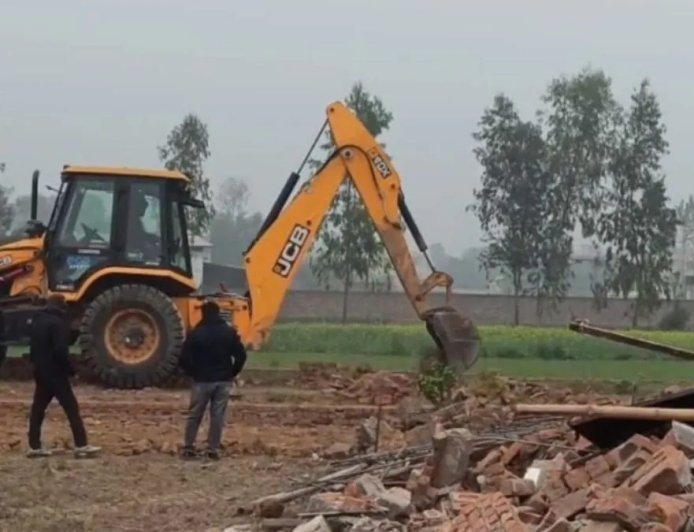 Moradabad : एमडीए की सख्त कार्रवाई- पाकबड़ा में दो स्थानों पर अवैध प्लाटिंग ध्वस्त, बुलडोजर चला