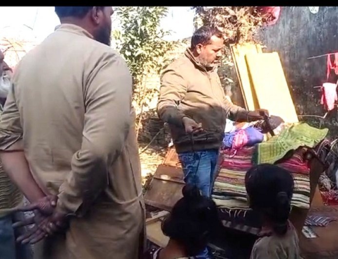 Bajpur: गांव बाजपुर में अज्ञात कारणो से आग लगने से सब कुछ जलकर राख। 