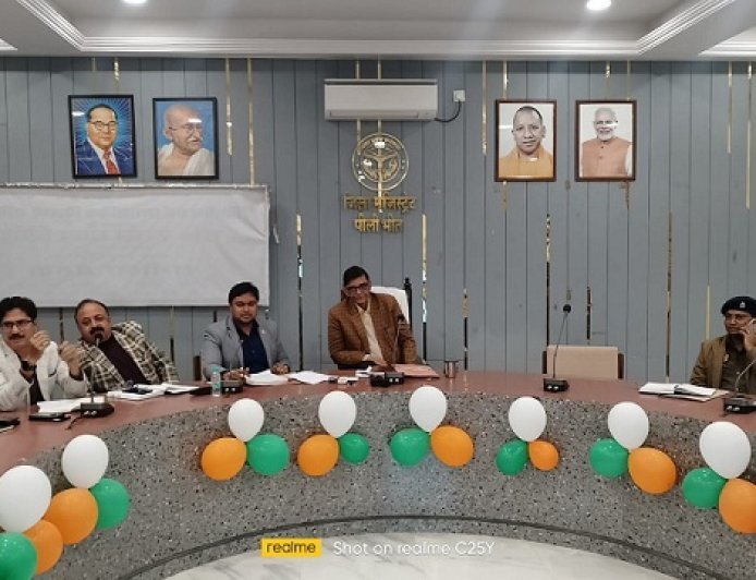 Pilibhit: जिलाधिकारी की अध्यक्षता में जिला गंगा, वृक्षारोपण एवं पर्यावरण समिति की हुई बैठक। 