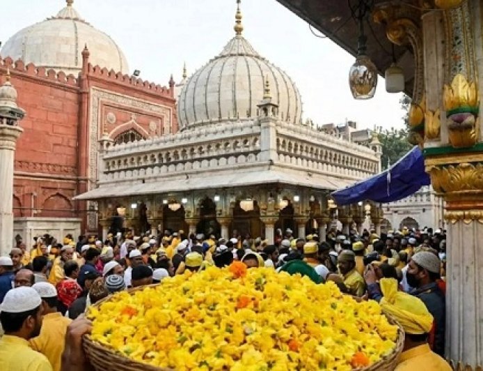 Special: निजामुद्दीन दरगाह पर बसंत पंचमी की 700 वर्ष पुरानी परंपरा, हिंदू-मुस्लिम एकता की जीती-जागती मिसाल। 