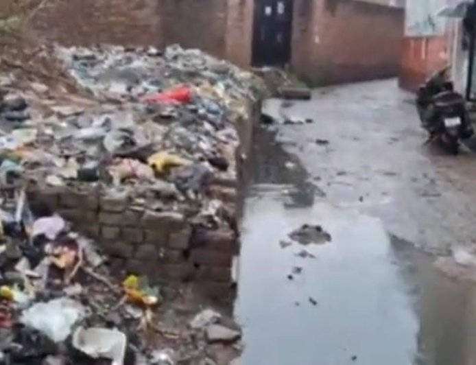 Deoband : खानकाह में गंदगी का अंबार, सिस्टम लाचार, मस्जिद रशीद से सटे मार्ग पर गंदगी का साम्राज्य, जनप्रतिनिधि ने मूंदी हुई हैं आंखें