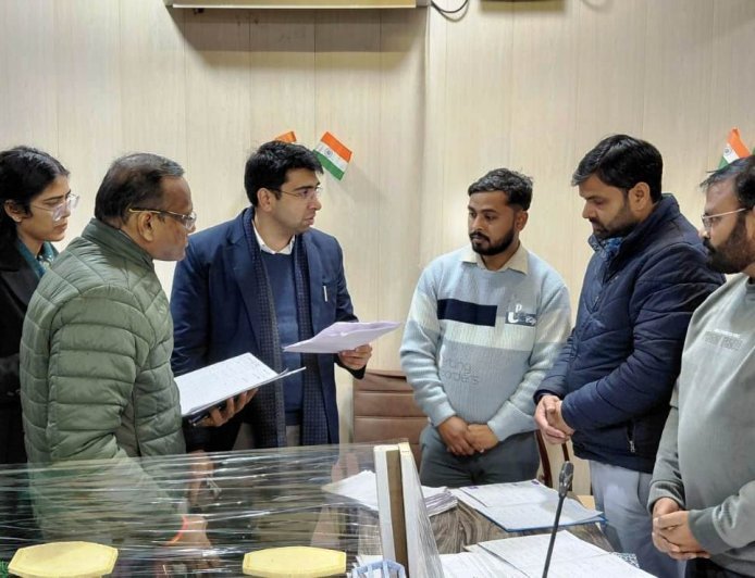 Hathras : हाथरस में मतदाता आपत्तियों की सुनवाई का जिला निर्वाचन अधिकारी ने किया औचक निरीक्षण