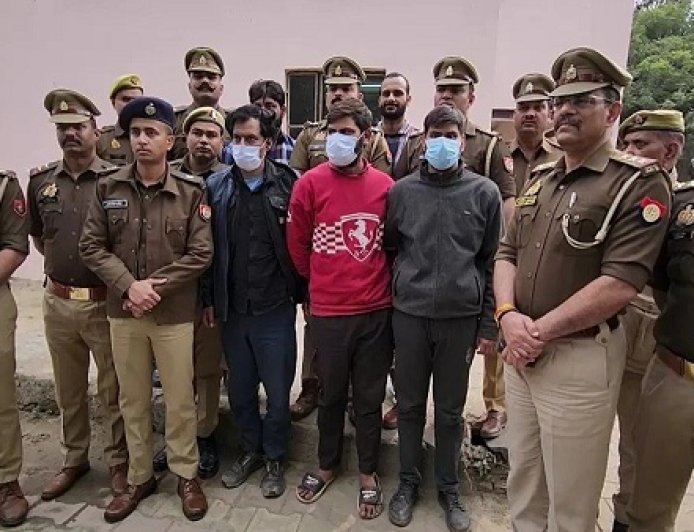 आगरा की रोजर शू फैक्ट्री से 7.70 करोड़ की चोरी का तीन दिन में खुलासा, पुलिस ने नकदी और आभूषण बरामद कर तीन आरोपियों को किया गिरफ्तार।