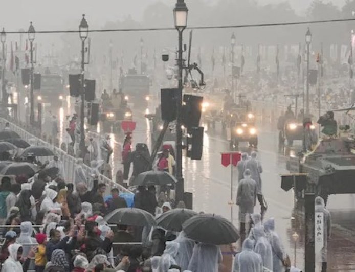 दिल्ली-NCR में बारिश के बाद तापमान में आई तेज गिरावट, बादल छाए रहने से बढ़ी सर्दी और कोहरा।