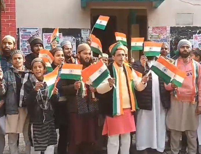 Sambhal: गणतंत्र दिवस से पहले मदरसे में देशभक्ति का संदेश: सपा जिला सचिव ने छात्रों को बांटे तिरंगे, ‘हिंदुस्तान जिंदाबाद’ के नारों से गूंजा परिसर। 