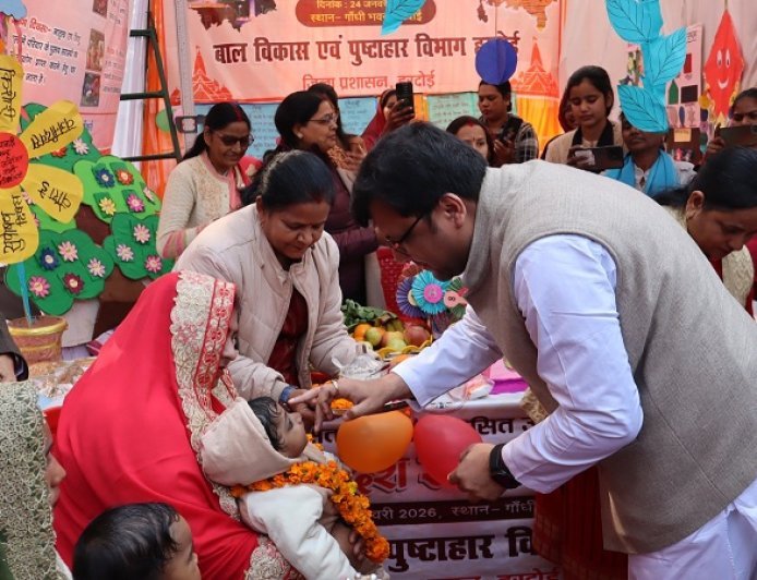 Hardoi: स्थापना दिवस समारोह: मंत्री नितिन अग्रवाल ने पांच बच्चों का अन्नप्राशन कराया, माताओं को सौंपी पोषण पोटली। 
