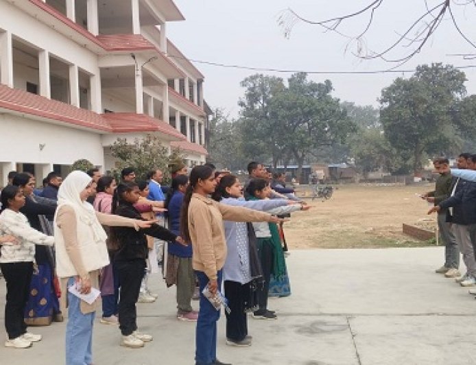 Ayodhya: अयोध्या में राष्ट्रीय मतदाता दिवस: परमहंस महाविद्यालय में शिक्षक-छात्रों ने ली शपथ। 