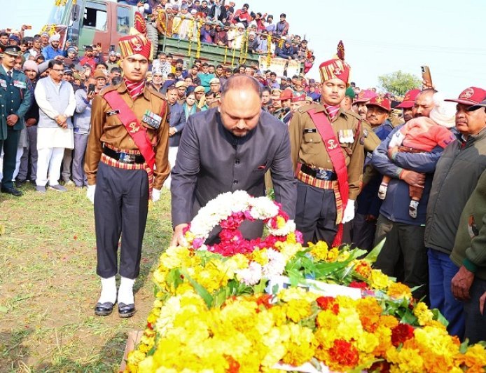 Hapur: शहीद रिंकल बालियान की अंतिम यात्रा: पूरा गांव उमड़ा, आंखें नम।
