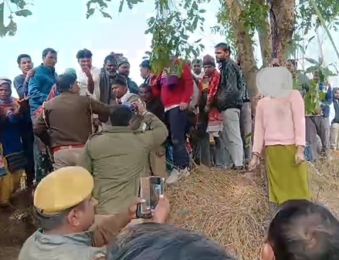 Deoband: देवबंद में पेड़ से लटका मिला फिजियोथेरेपिस्ट का शव, परिजनों ने लगाया हत्या का आरोप। 