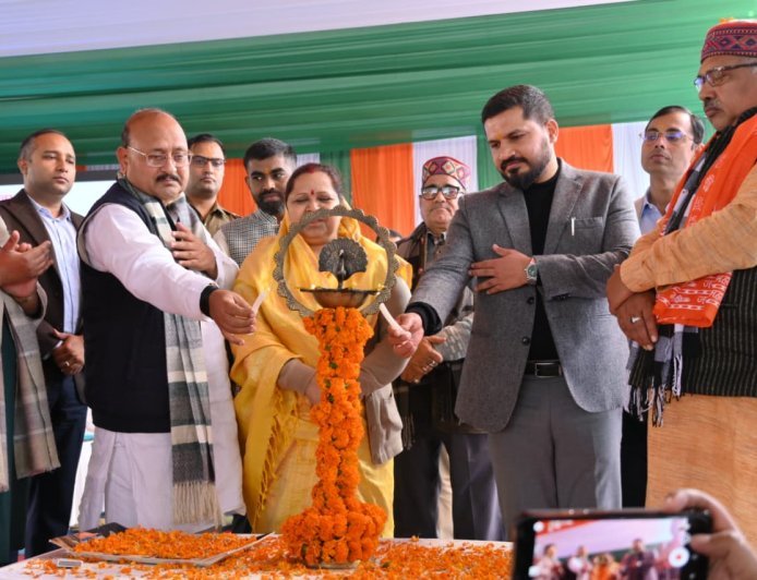 बाराबंकी: उत्तर प्रदेश दिवस की भव्य धूम: जीआईसी ऑडिटोरियम में सरस मेला, विकास प्रदर्शनी और गिरीश चंद्र की प्रेरक उपस्थिति। 