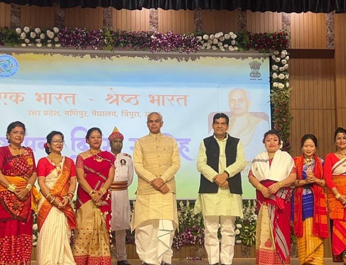 उत्तर प्रदेश स्थापना दिवस: गुजरात के लोक भवन में भव्य आयोजन, ए.के. शर्मा ने की विकास यात्रा की सराहना। 