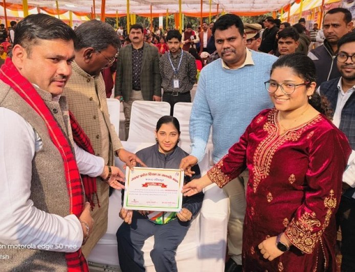 Sitapur: उत्तर प्रदेश दिवस के उपलक्ष्य में स्टॉल लगाकर लाभार्थियों को विभिन्न लाभार्थीपरक योजनाओं की दी जानकारी।