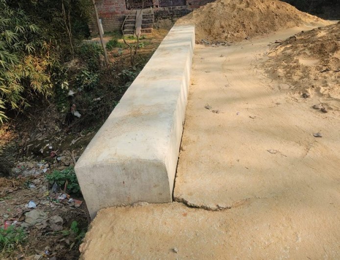 Sitapur: तालाब पर बनी पुलिया बनी भ्रष्टाचार की मिसाल, मिट्टी डालने में भी लापरवाही। 