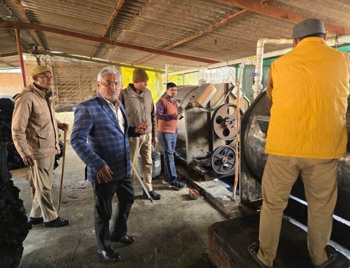 Sambhal: बिना अनुमति संचालित जींस वाशिंग प्लांट पर प्रशासन की कार्रवाई, जनरेटर सील। 