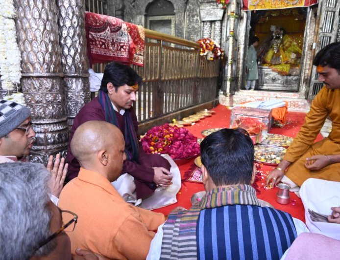 मुख्यमंत्री और भाजपा अध्यक्ष ने किए बांके बिहारी के दर्शन, पहली बार उप्र के दौरे पर आए हैं राष्ट्रीय भाजपा अध्यक्ष,  मुख्यमंत्री के साथ पहुंचे मंदिर