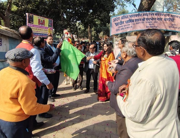 Agra: आगरा में बाबूलाल गोयल सरस्वती विद्या मंदिर द्वारा भव्य पथ संचलन, 77वां गणतंत्र दिवस धूमधाम से मनाया गया। 