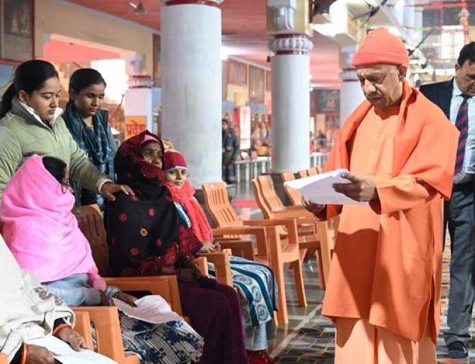 Gorakhpur: जनता दर्शन में सीएम योगी आदित्यनाथ ने सुनीं 200 लोगों की समस्याएं, सीएम ने अफसरों को दिए निर्देश। 