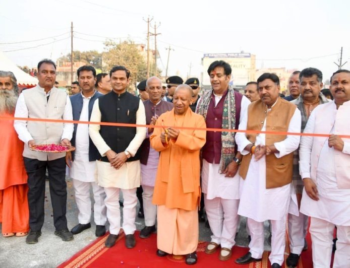 Gorakhpur : ’बीमारू’ से अब ‘ब्रेकथ्रू’ राज्य की पहचान बनी है, यूपी की नई पहचान बर्दाश्त नहीं कर पा रहे जातिवादी, परिवारवादी: सीएम योगी