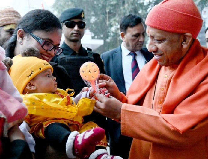Gorakhpur: गोसेवा और बाल-स्नेह: गोरखपुर में योगी की बुधवार सुबह की खास तस्वीर ।