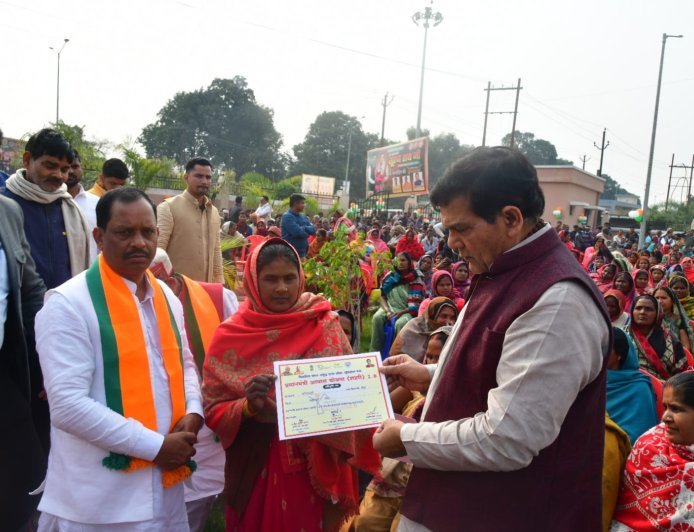 Mau : मऊ में पीएम आवास योजना के लाभार्थियों को मंत्री एके शर्मा ने सौंपे स्वीकृति पत्र