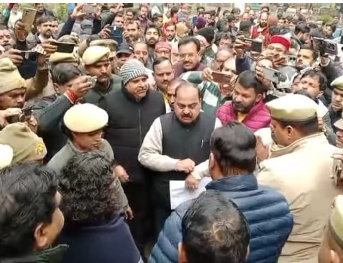 Lakhimpur : लखीमपुर खीरी में ब्राह्मण समाज ने यूजीसी बिल और गाइडलाइंस के विरोध में ज्ञापन सौंपा