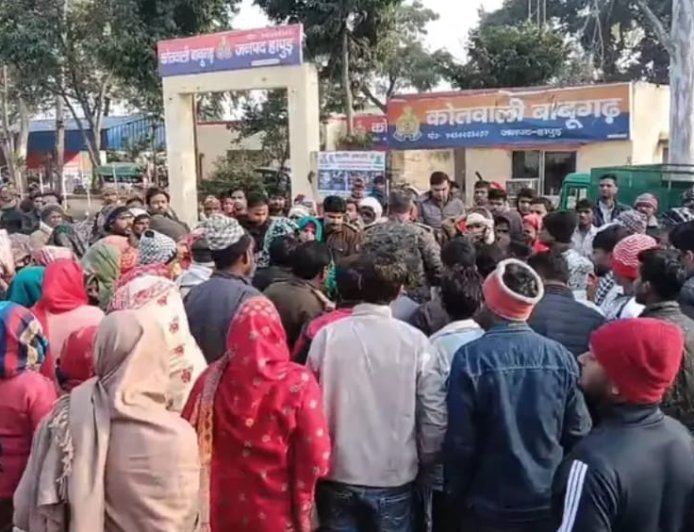 Hapur : उपैड़ा जंगल में आम के पेड़ पर लटका मिला मजदूर का शव, परिजनों ने लगाया हत्या का आरोप