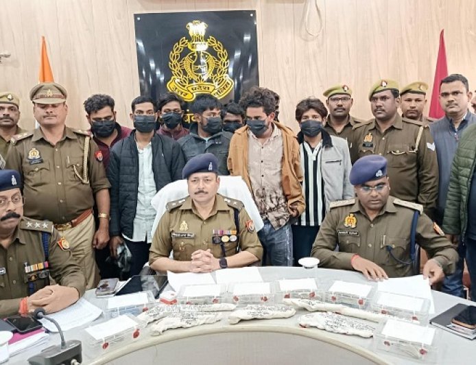 Barabanki: देवा फिशरीज लूट का पर्दाफाश: 8 आरोपियों को किया गिरफ्तार, लूट का माल और असलहे बरामद।