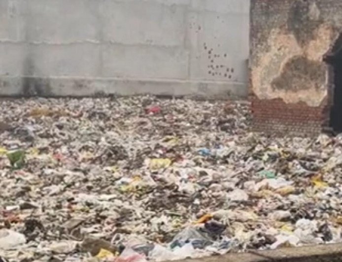 Hathras: सिकंदराराऊ में सफाई व्यवस्था बदहाल, बीमारियों का खतरा बढ़ा, लोग नाराज। 