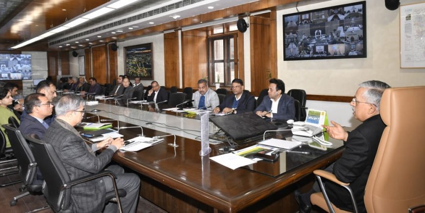 Lucknow : नववर्ष की पूर्व संध्या पर न हो कोई अप्रिय घटना, संवेदनशील इलाकों में पर्याप्त पुलिस बल रहे तैनात, मुख्य सचिव ने दिए सख्त निर्देश