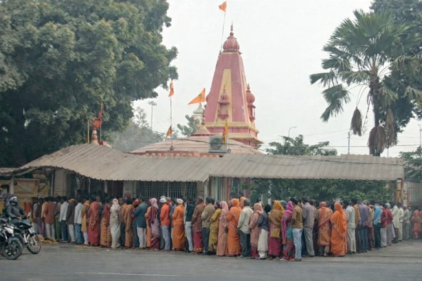 Lucknow: अलीगंज नए हनुमान मंदिर में करीब 2.50 लाख तो हनुमान सेतु में 1.50 लाख से भी अधिक पहुंचे श्रद्धालू। 