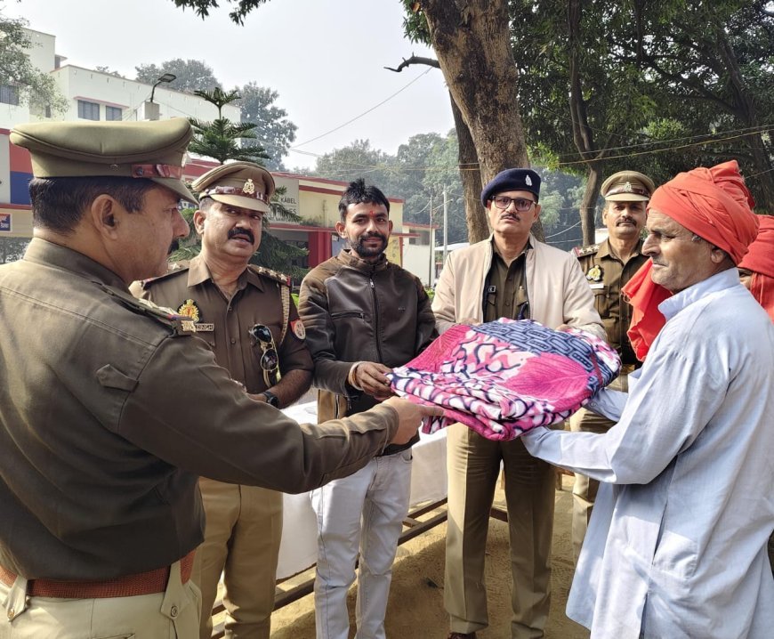Sitapur : कड़ाके की ठंड में ग्राम प्रहरियों को वितरित किए गए कंबल