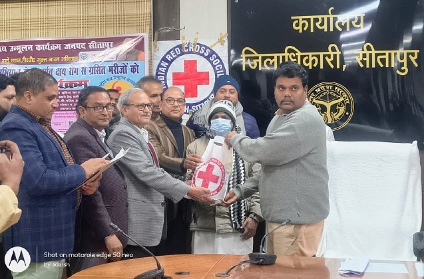 Sitapur: टीबी मुक्त भारत अभियान के तहत टीबी मरीजों को पोषण पोटली वितरित। 