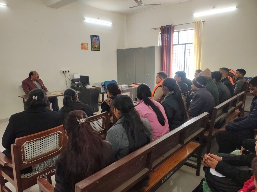Sitapur : सीतापुर जिला विधिक सेवा प्राधिकरण में पराविधिक स्वयंसेवकों की बैठक आयोजित