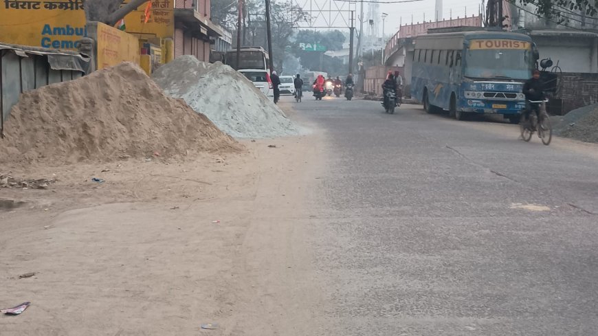 Hathras : हाथरस शहर में सड़कें बनीं निर्माण सामग्री के अवैध गोदाम, हादसों का खतरा बढ़ा