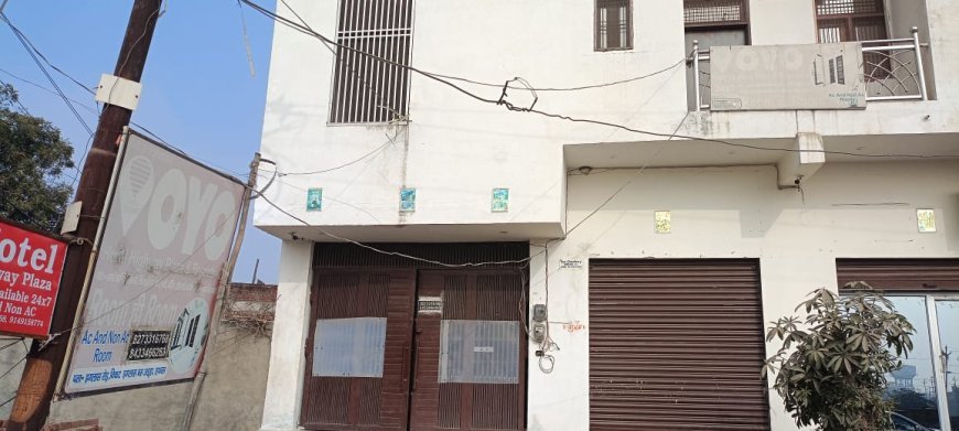 Hathras : हाथरस में Oyo होटल पर पुलिस की छापेमारी, दो युवक और दो युवतियां बरामद