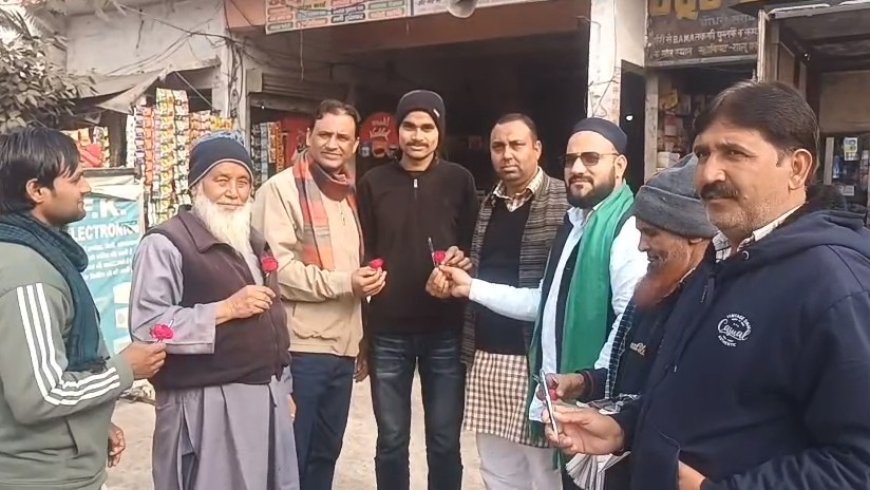 Sambhal: गाजियाबाद में तलवारें बांटने के विरोध में सम्भल में AIMIM का कलम, फूल बांटकर शांतिपूर्ण संदेश। 