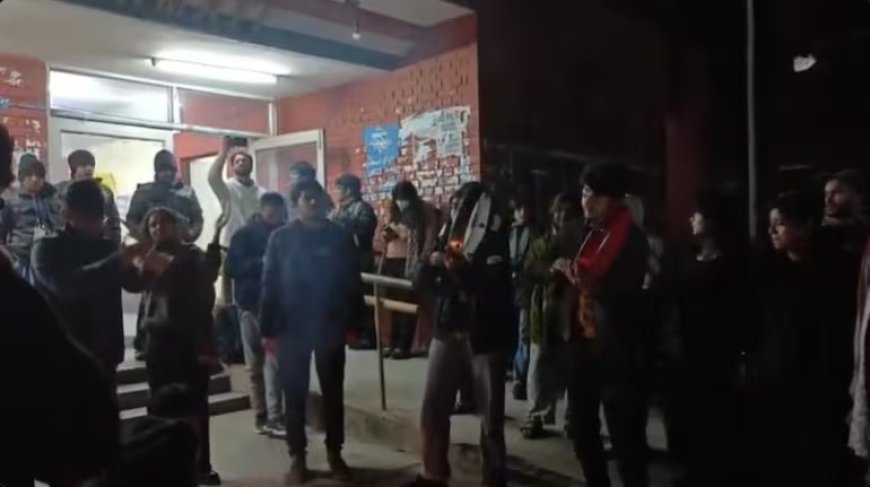 जेएनयू में मोदी-शाह के खिलाफ विवादास्पद नारे: तेज प्रताप यादव ने प्रदर्शनकारियों को बताया गुमराह, प्रधानमंत्री पद की मर्यादा बनाए रखने की अपील की। 