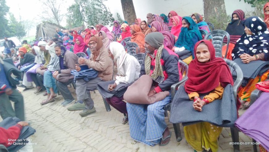 Lucknow : लखनऊ के दौलतपुर में पूर्व प्रधान ने 100 से अधिक गरीबों को बांटे कंबल, ठंड से राहत पहुंचाई