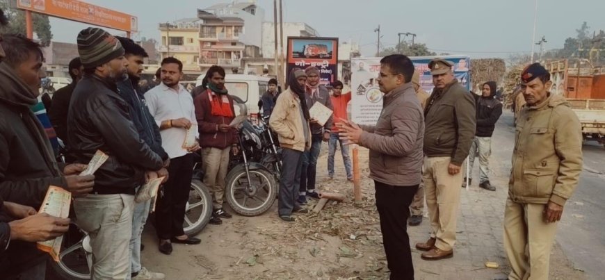 Balrampur : फुलवरिया चौराहे पर राष्ट्रीय सड़क सुरक्षा माह- हेलमेट न लगाने वालों को चेतावनी, राहवीर योजना के तहत 25 हजार रुपये का पुरस्कार