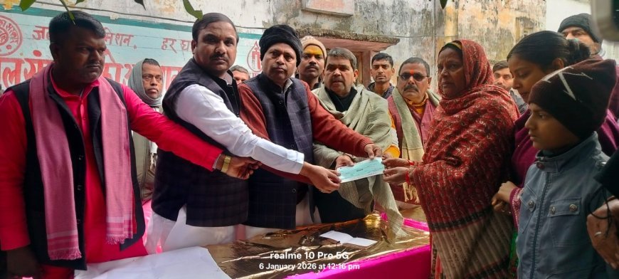 Gonda : गोंडा में शिक्षामित्र की मौत पर सपा ने दी दो लाख रुपये की आर्थिक सहायता, परिवार ने अखिलेश यादव का जताया आभार