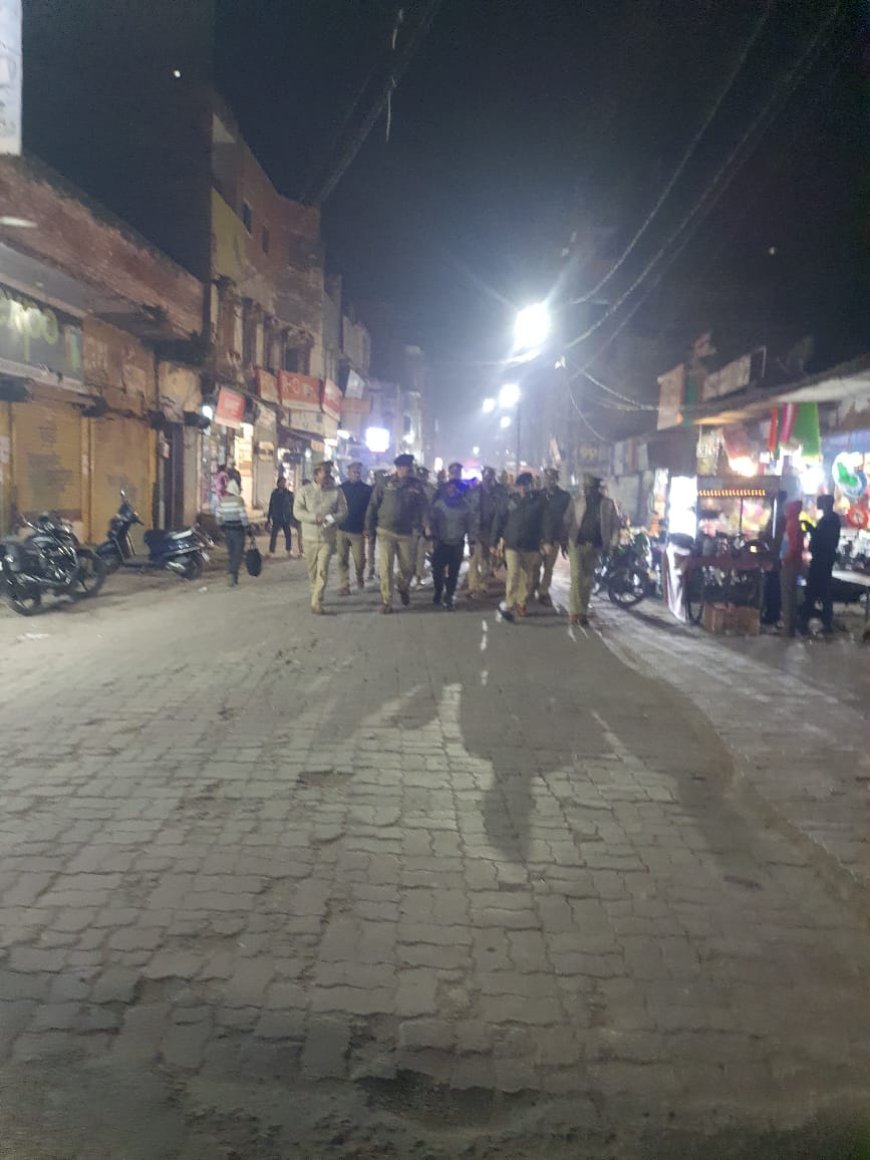 Hardoi : संडीला में अपर पुलिस अधीक्षक और सीओ ने बाजारों में पैदल गश्त कराई, सुरक्षा का भरोसा जगाया