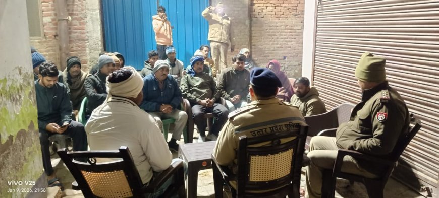 Hardoi : अपर पुलिस अधीक्षक पूर्वी ने मोहल्ला चंदीपुरवा में रात्रि चौपाल लगाई