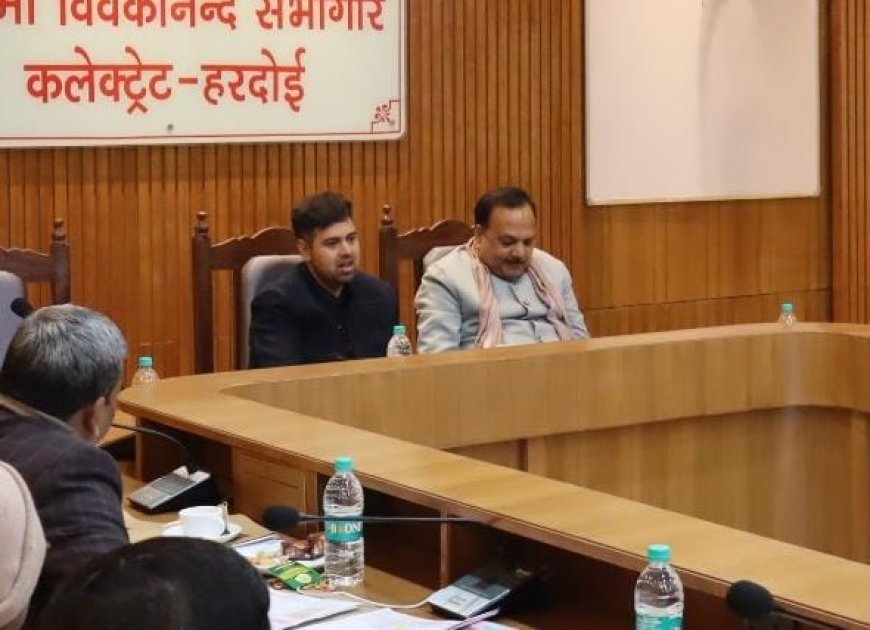 Hardoi : हरदोई में बाढ़ राहत और बचाव कार्यों की तैयारियों पर जिलाधिकारी की बैठक, संवेदनशील ग्रामों को दी विशेष प्राथमिकता