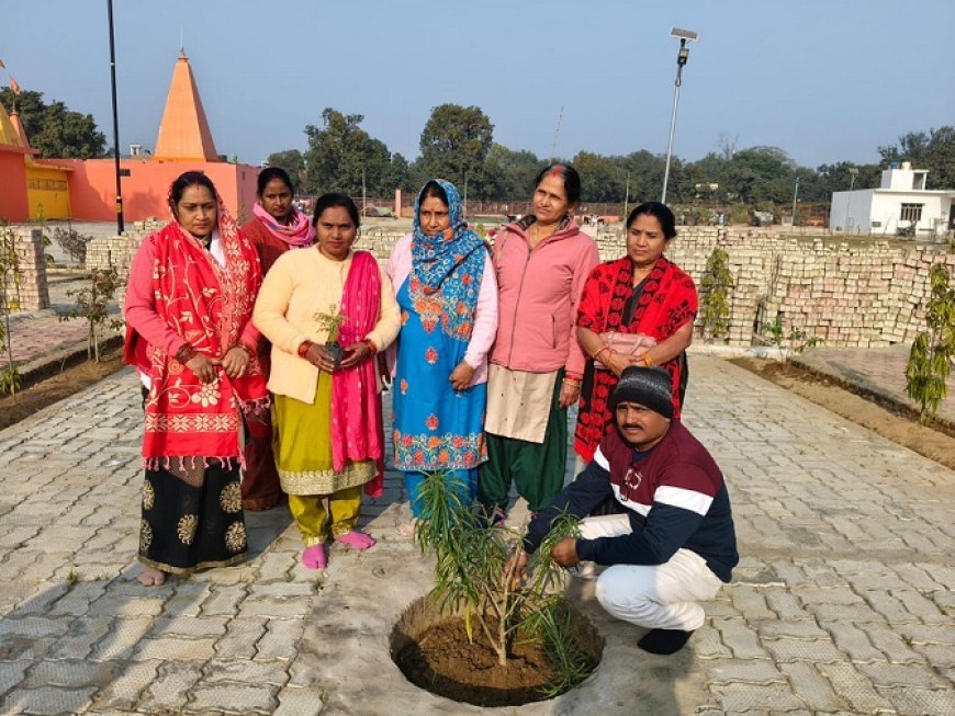 Sitapur: मां संकटा देवी मंदिर परिसर में वृक्षारोपण, पर्यावरण संरक्षण का दिया संदेश। 