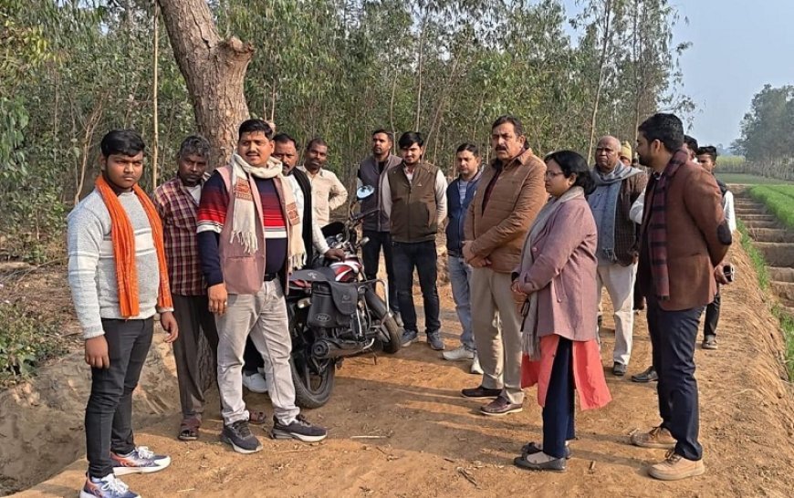 Sitapur: चकमार्गों के कार्यों का अपर जिलाधिकारी न्यायिक ने किया स्थलीय निरीक्षण। 