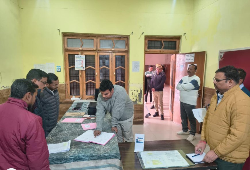 Sitapur : सीतापुर के डीएम ने हरगांव आदर्श नगर पंचायत का किया औचक निरीक्षण, कई खामियां मिलीं