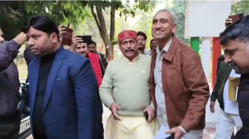 लखीमपुर खीरी में प्रभारी मंत्री की बैठक में भाजपा विधायक योगेश वर्मा को कुर्सी न मिलने पर नाराजगी, सभागार छोड़कर बाहर निकले। 