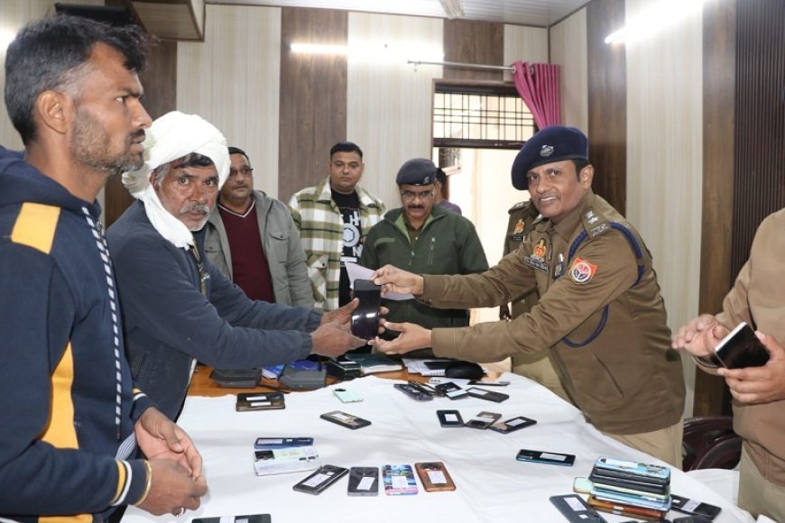 Hathras: एसपी के नेतृत्व में हाथरस पुलिस की बड़ी कार्रवाई, 101 मोबाइल बरामद। 