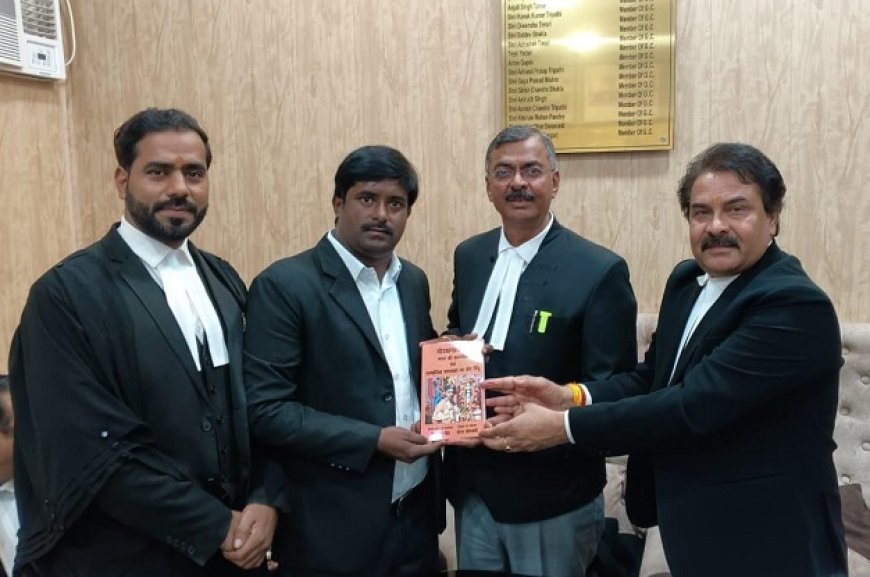 Prayagraj: सौरभ सोमवंशी की नई पुस्तक इलाहाबाद हाईकोर्ट बार में भेंट, गोरखनाथ मठ को बताया राजनीति-सामाजिक समरसता का केंद्र। 