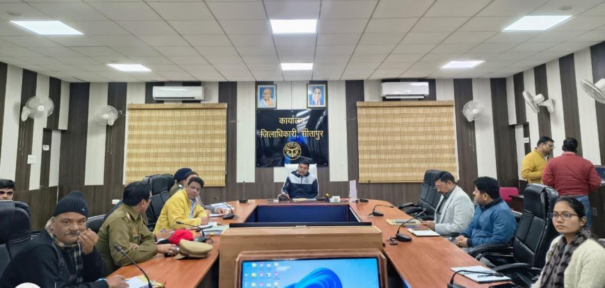 Sitapur : जिलाधिकारी ने 'नो हेलमेट नो फ्यूल' अभियान के लिए की महत्वपूर्ण बैठक, पेट्रोल पंप संचालकों को दिए सख्त निर्देश